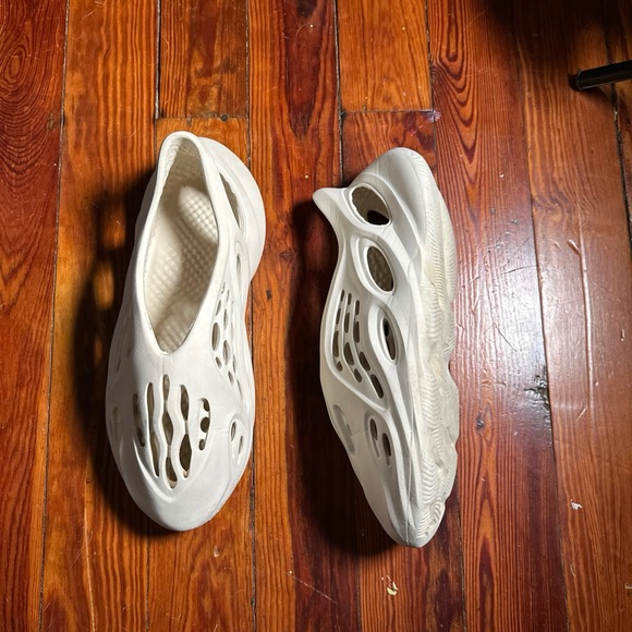 Men’s 11 Adidas Foam Runner Yeezy White Kanye West Slides Slip on Shoes Slippers - Picture 2 of 15